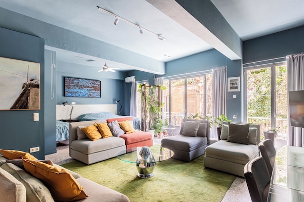 Living room with double bed, single bed and 2 single sofa beds