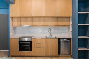 Jääkaappi, mikroaaltouuni, uuni, liesi