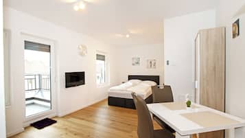 Studio Apartment with Terrace | Hypo-allergenic bedding, desk, blackout drapes, soundproofing