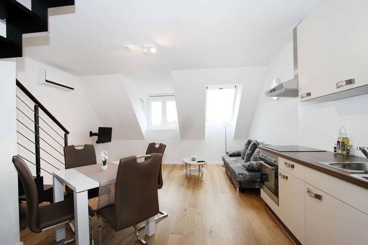 Deluxe Apartment With Shared Terrace | 거실 공간 | 평면 TV