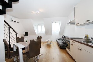 Deluxe Apartment With Shared Terrace | Living area | Flat-screen TV - Christiano Apartments (Vienna)