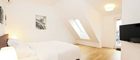 Duplex Apartment With Shared Terrace | Roupas de cama antialérgicas, escrivaninha, cortinas blackout