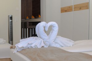 Standard Apartment | Hypo-allergenic bedding, desk, blackout drapes, soundproofing - Christiano Apartments (Vienna)