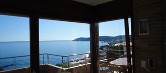 Luxury apartment, with excellent views of the sea. 'Ideal relax and family'