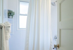 Baignoire, sèche-cheveux, serviettes fournies, savon