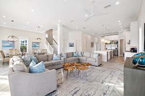 TV, videogiochi, lettore DVD, tavolo da calcetto