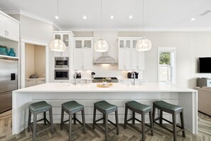 冷蔵庫、電子レンジ、オーブン、コンロ