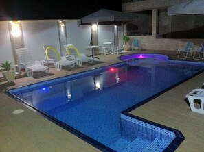 Piscina externa, espreguiçadeiras