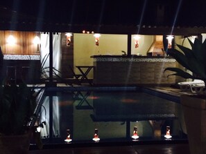 Piscina externa, espreguiçadeiras