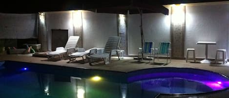 Piscine extérieure, chaises longues