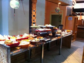 Free daily buffet breakfast - Pousada Requinte da Mantiqueira (Piracaia)
