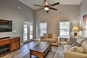 Smart-TV, DVD-spiller, bordtennis og stereoanlegg