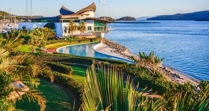 Yacht Club Villa 32 mit eigenem Tauchbecken