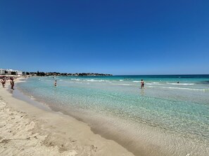 Beach nearby, sun loungers - Incantevole villa con piscina e spa a 150 metri dal mare (Fontane Bianche)