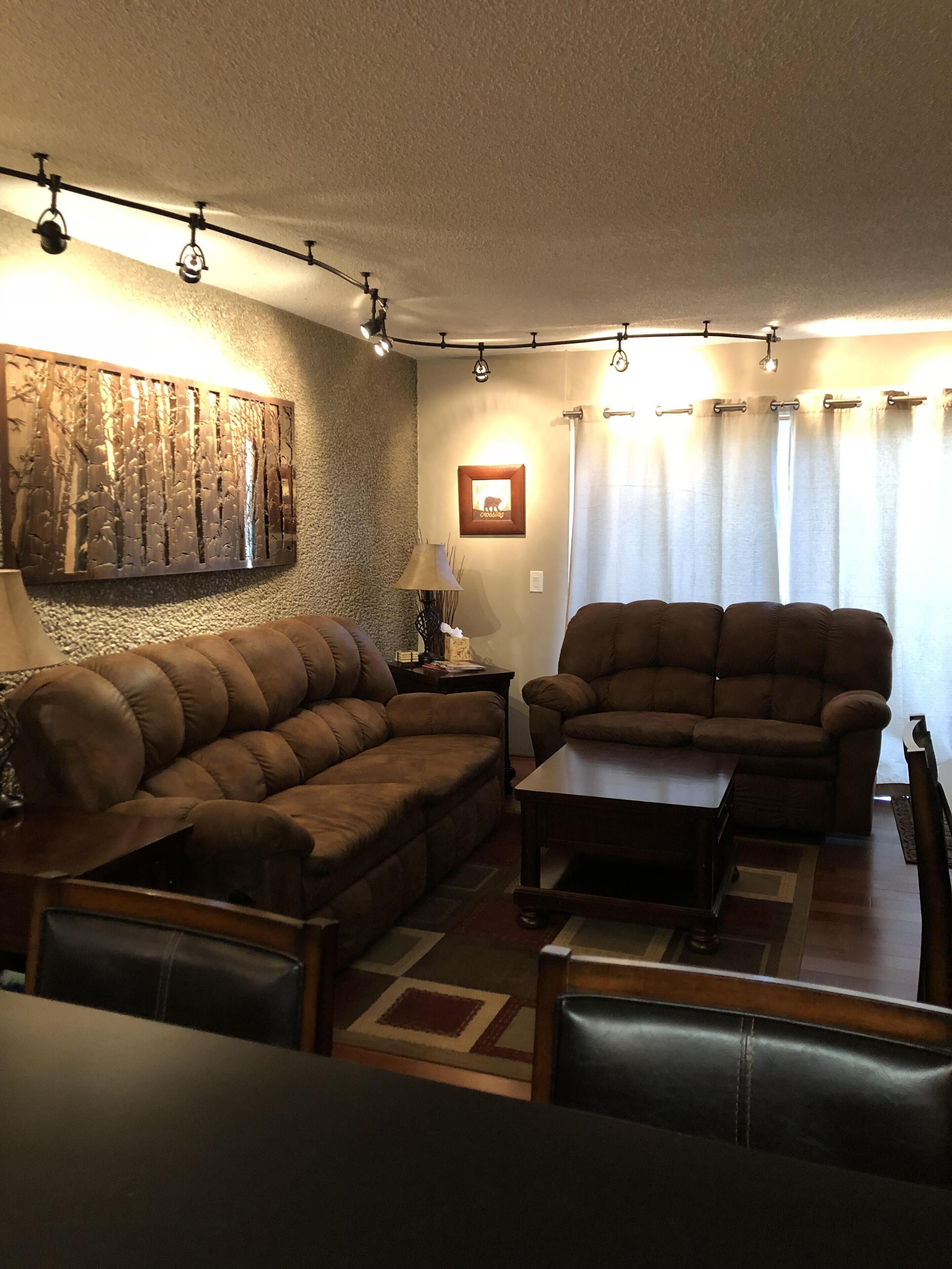 Spacious Mountain Getaway backs to National Forest - Sleeps 10!