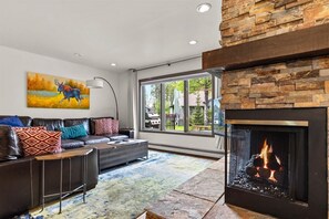 Fernseher, Kamin, Arbeitsbereiche