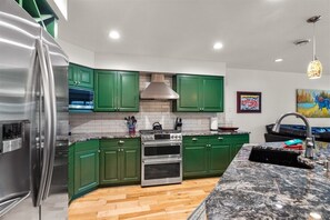 Geladeira, micro-ondas, fogão, cooktop