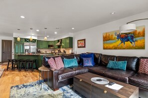 Een televisie, een open haard, een dvd-speler en een kantoor