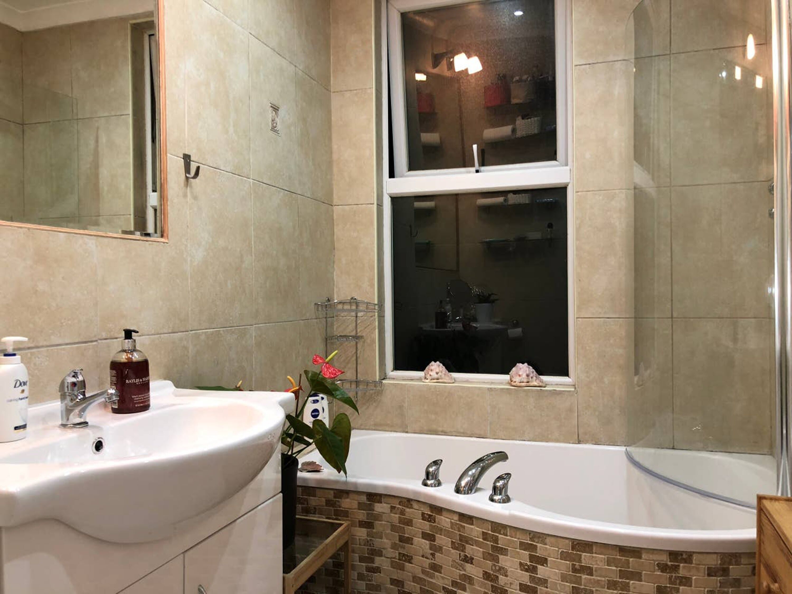 Combined shower/tub, free toiletries, slippers, towels