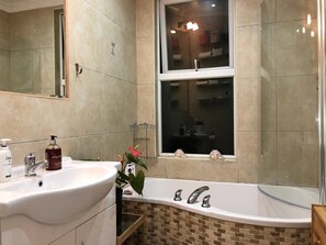 وحدات دش مع أحواض استحمام، مستلزمات مجانية للعناية الشخصية، خف للقدمين