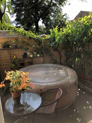 Outdoor spa tub - Double bedroom near Heathrow (Hayes)