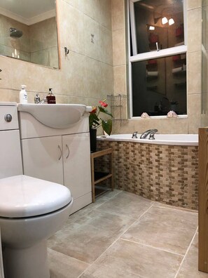 Combined shower/bathtub, free toiletries, slippers, towels - Double bedroom near Heathrow (Hayes)