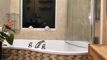 Deep soaking bathtub