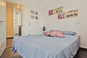 2 bedrooms, bed sheets