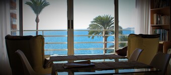 seafront apartment with panoramic view to the ocean
