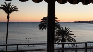 A balcony with a view of the sea and palm trees. - seafront apartment with panoramic view to the ocean (El Campello, Alicante)