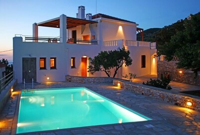 Lux!view!6prs.10min city, port, taxi frm Skiath, NO car, freetour with our boat