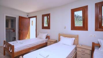 3 chambres, coffres-forts dans les chambres, fer et planche à repasser