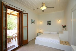 3 bedrooms, in-room safe, iron/ironing board, travel crib - Lux!view!6prs.10min city, port, taxi frm Skiath, NO car, freetour with our boat  (SKOPELOS)