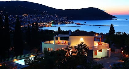 Lux!view!6prs.10min city, port, taxi frm Skiath, NO car, freetour with our boat