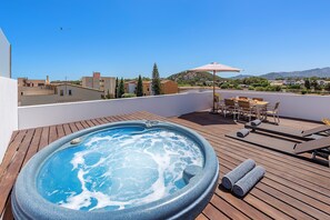 Outdoor dining - Penthouse Rosas with Private Jacuzzi & Pool overlooking the Mountains (Puerto Pollensa)