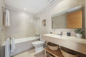 Een bad, een haardroger, handdoeken