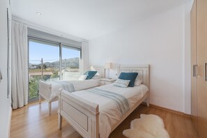 3 slaapkamers, een kluis op de kamer, een strijkplank/strijkijzer