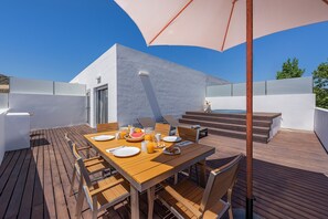 Outdoor dining - Penthouse Rosas with Private Jacuzzi & Pool overlooking the Mountains (Puerto Pollensa)