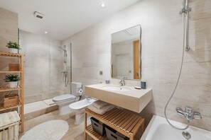 Bathtub, hair dryer, towels - Penthouse Rosas with Private Jacuzzi & Pool overlooking the Mountains (Puerto Pollensa)