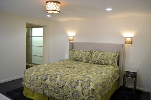 ラックスモダンミッションヒルズキャニオンアパートメント！ SDの中心部に位置しています！