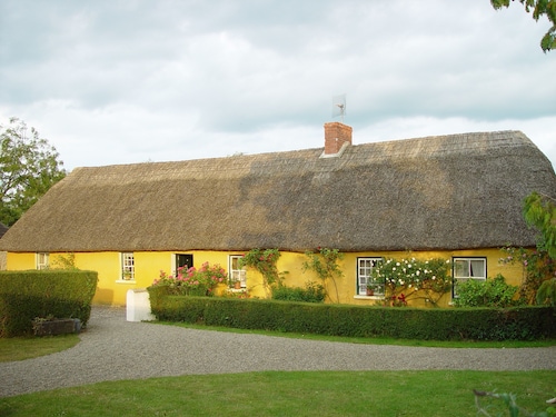 Thatched Irish Cottage in Beautiful and Tranquil Countryside