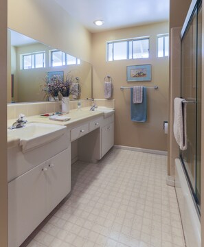 Combined shower/bathtub, hair dryer, towels, soap
