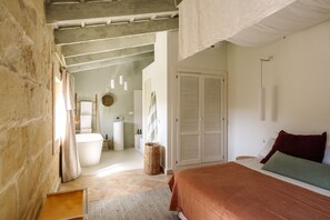 ห้องสวีท, ระเบียง | เครื่องนอนระดับพรีเมียม, ผ้านวมขนเป็ด, มินิบาร์, ตู้นิรภัยในห้องพัก