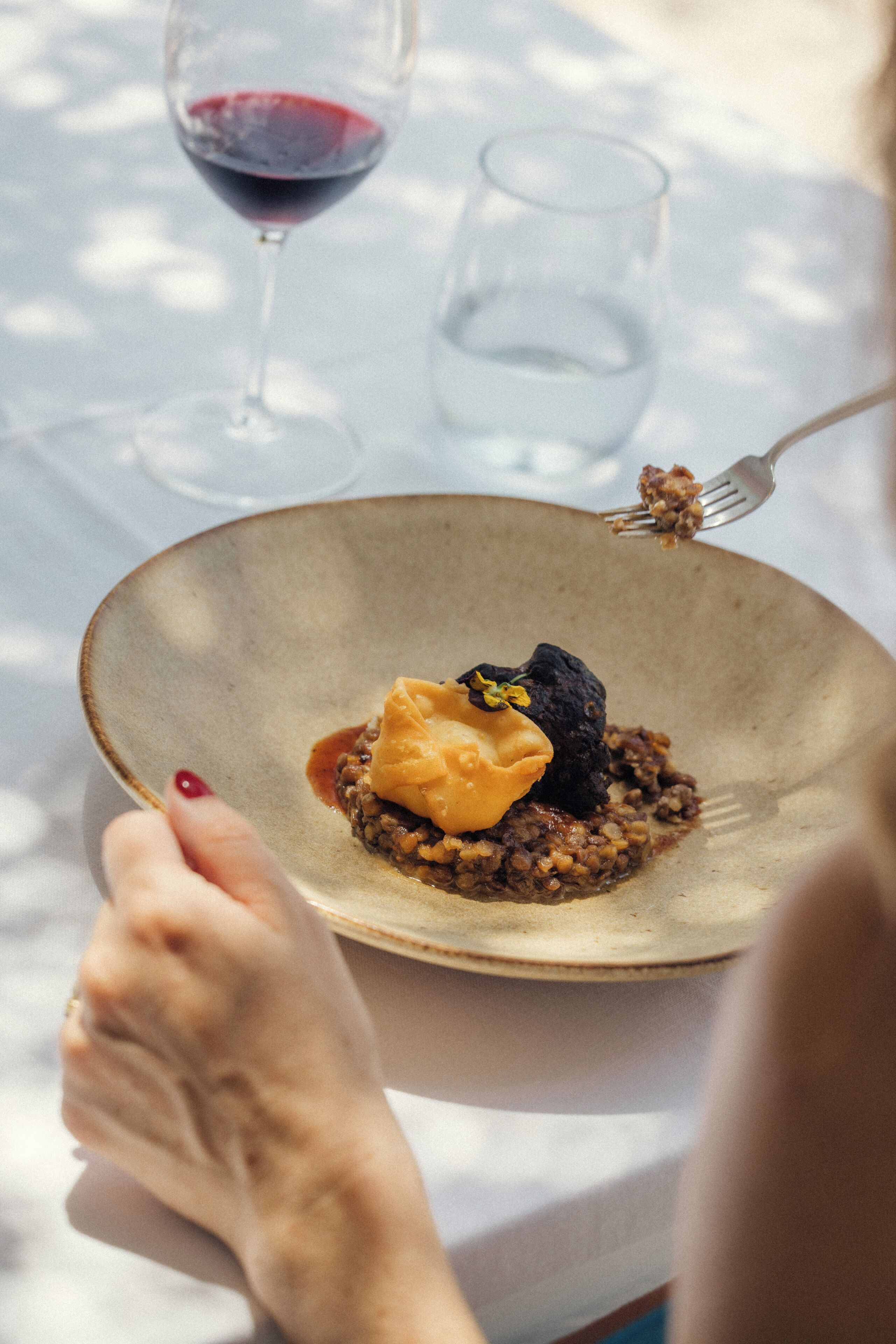 Une assiette de nourriture avec une fourchette posée sur une table.