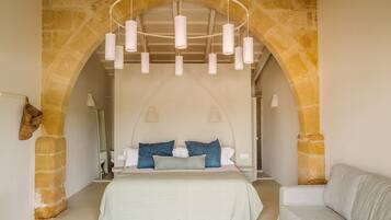 Suite Junior (Private Garden) | Biancheria da letto di alta qualità, copriletto in piuma, minibar