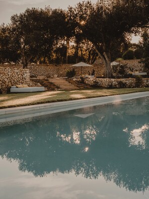 室外游泳池，開放時間為 10:00 至 20:30，提供泳池遮陽傘和日光浴躺椅