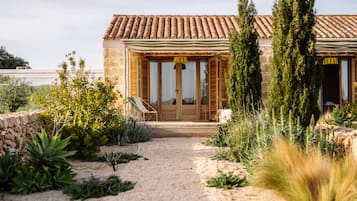 Habitación doble, vistas al jardín | Ropa de cama de alta calidad, edredones de plumas, minibar y caja fuerte