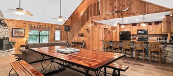 Private swimming pool, outdoor fireplace, NO bunk beds, less than 5-minute drive to THE Frio River