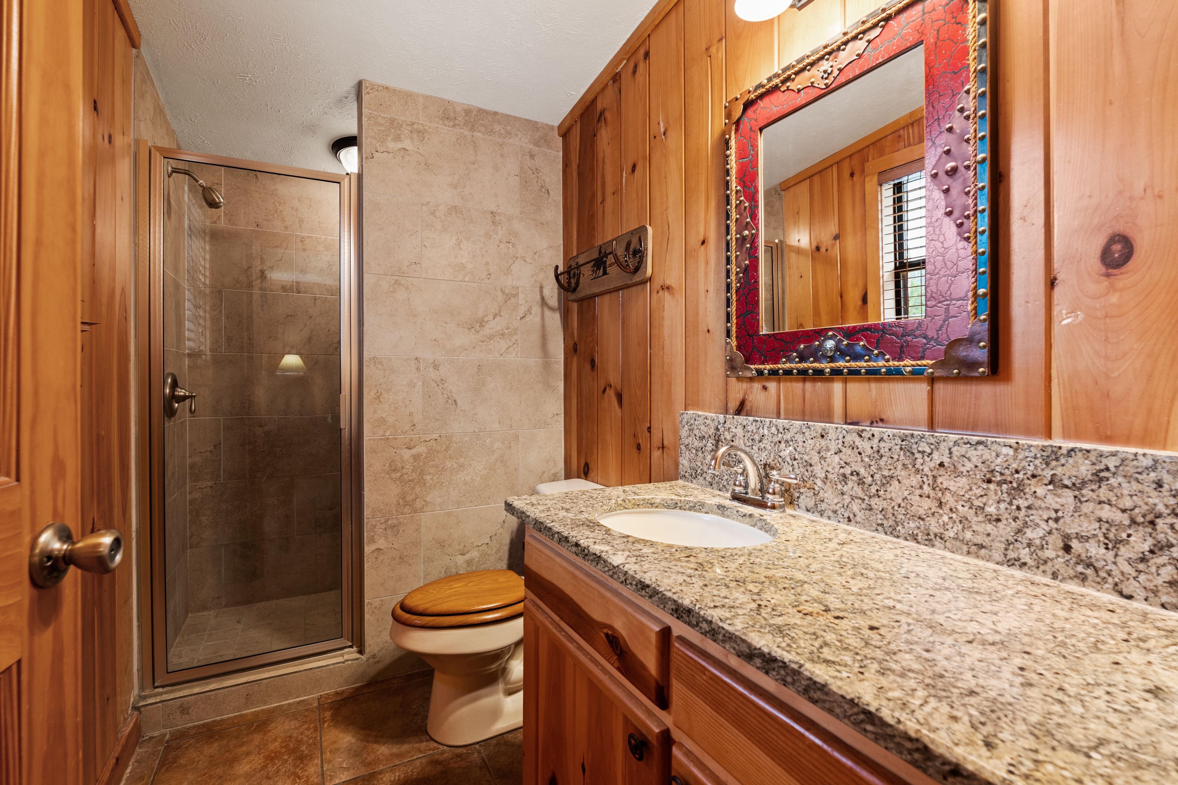 Ein Badezimmer mit Dusche, Toilette und Waschbecken.