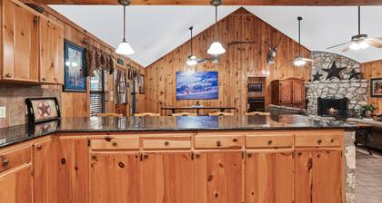 Private swimming pool, outdoor fireplace, NO bunk beds, less than 5-minute drive to THE Frio River